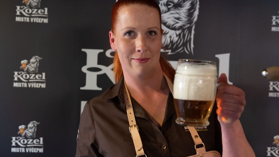 Tereza Petřvalská umí z celé České republiky nejlépe načepovat pivo značky Kozel. V soutěži porazila 15 finalistů.