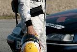 Pilot McLarenu Lewis Hamilton stojí na okruhu v Jerezu.