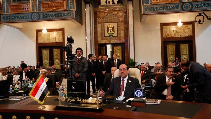Irácký premiér Núrí Málíkí během zasedání.