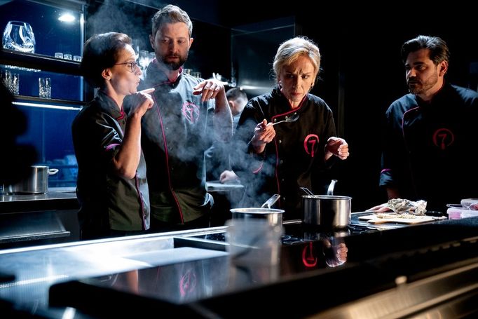 Kuchařský tým restaurace 7 hříchů servíruje ve filmu Když se zhasne menu připravené michelinským šéfkuchařem Oldřichem Sahajdákem.