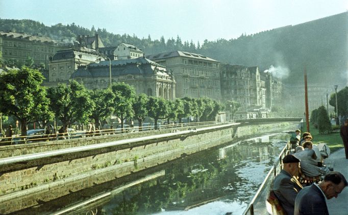 Lidé u řeky Teplá. Stará Louka, Karlovy Vary, rok 1958