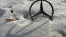 File picture shows a German car manufacturer Daimler's characteristic Mercedes-Benz star on a snow covered vehicle in Bucharest February 10, 2012. German carmaker Daimler said on October 25, 2012 it aimed to improve its operating profit margin in 2013, albeit not as much as initially planned, in a market that has been growing tougher. The profit margin at Daimler's Mercedes-Benz Car unit was 7.8 percent in the first nine months of 2012. Picture taken February 10, 2012. REUTERS/Radu Sigheti/file (ROMANIA - Tags: BUSINESS TRANSPORT) Published: Říj. 25, 2012, 8:55 dop.