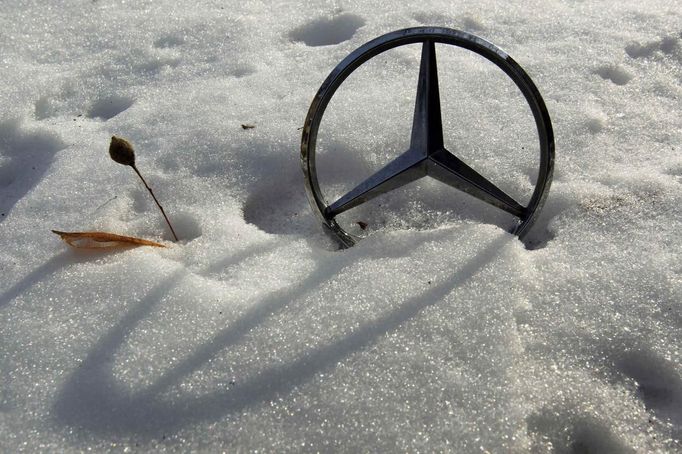 File picture shows a German car manufacturer Daimler's characteristic Mercedes-Benz star on a snow covered vehicle in Bucharest February 10, 2012. German carmaker Daimler said on October 25, 2012 it aimed to improve its operating profit margin in 2013, albeit not as much as initially planned, in a market that has been growing tougher. The profit margin at Daimler's Mercedes-Benz Car unit was 7.8 percent in the first nine months of 2012. Picture taken February 10, 2012. REUTERS/Radu Sigheti/file (ROMANIA - Tags: BUSINESS TRANSPORT) Published: Říj. 25, 2012, 8:55 dop.