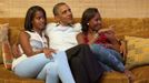 REFILE - REMOVING DISCLAIMER U.S. President Barack Obama and his daughters Malia (L) and Sasha, watch on television as first lady Michelle Obama takes the stage to deliver her speech at the Democratic National Convention, in the Treaty Room of the White House in Washington September 4, 2012. REUTERS/White House/Pete Souza/Handout (UNITED STATES - Tags: POLITICS ELECTIONS TPX IMAGES OF THE DAY) FOR EDITORIAL USE ONLY. NOT FOR SALE FOR MARKETING OR ADVERTISING CAMPAIGNS Published: Zář. 5, 2012, 3:21 dop.