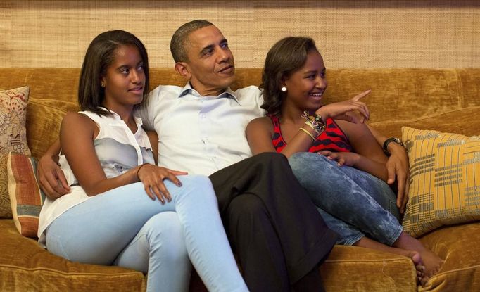 REFILE - REMOVING DISCLAIMER U.S. President Barack Obama and his daughters Malia (L) and Sasha, watch on television as first lady Michelle Obama takes the stage to deliver her speech at the Democratic National Convention, in the Treaty Room of the White House in Washington September 4, 2012. REUTERS/White House/Pete Souza/Handout (UNITED STATES - Tags: POLITICS ELECTIONS TPX IMAGES OF THE DAY) FOR EDITORIAL USE ONLY. NOT FOR SALE FOR MARKETING OR ADVERTISING CAMPAIGNS Published: Zář. 5, 2012, 3:21 dop.