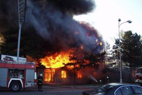 Dům v Hradci strávily 15metrové plameny