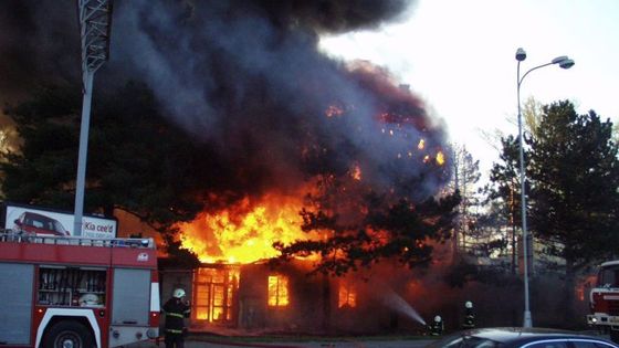 Dům v Hradci strávily 15metrové plameny
