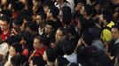 Customers gather outside an Apple store before the release of iPhone 5 in Hong Kong September 21, 2012. Apple Inc's iPhone 5 hit stores around the globe on Friday, with fans snapping up the device that is expected to fuel a huge holiday quarter for the consumer giant. REUTERS/Bobby Yip (CHINA - Tags: BUSINESS SCIENCE TECHNOLOGY) Published: Zář. 21, 2012, 2:47 dop.