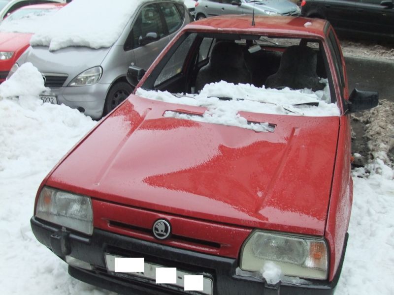 Auta poničená sněhem v pražské Hálkově ulici.