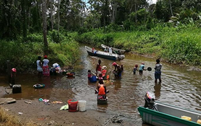 Celý den v kánoi po řece hluboko do džungle. Lékaři bez hranic pomáhají v odlehlých oblastech Kolumbie.