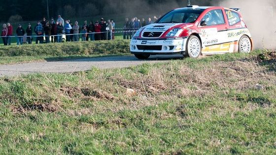 Rallye v Česku má další oběť. Po nárazu do stromu zemřel řidič