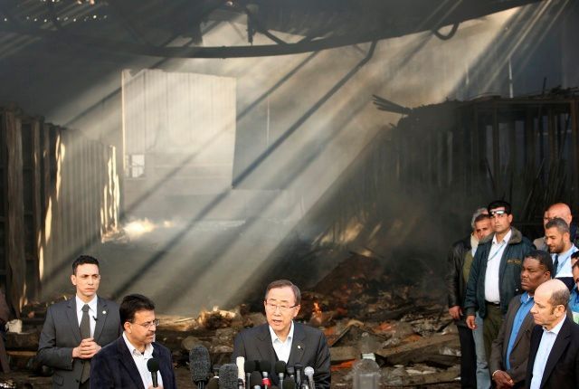 Pan Ki-mun mluví s novináři před poničenou budovou UNRWA