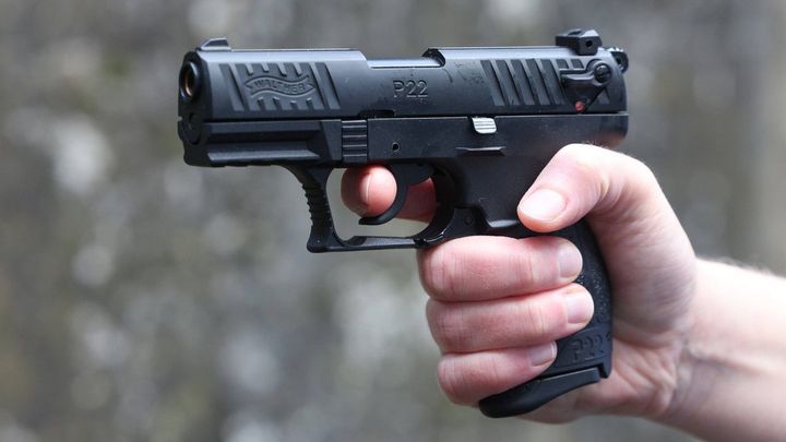 Na fakultu v Brně přišel muž s legálně drženou zbraní, strážníci jej vyvedli
