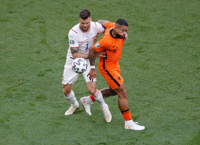 Memphis Depay a Ondřej Čelůstka v osmifinále Nizozemsko - Česko na ME 2020