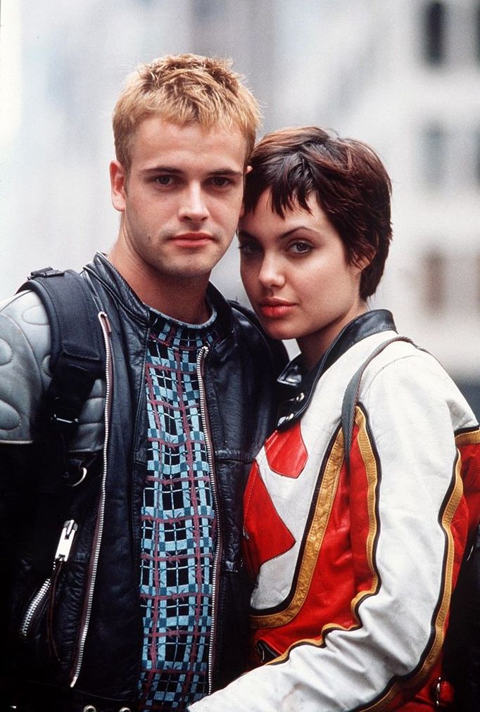 Hackers (1995) Pers: Jonny Lee Miller, Angelina Jolie Dir: Iain Softley Ref: HAC002AE Photo Credit: [ United Artists / The Kobal Collection ] Editorial use only related to cinema, television and personalities. Not for cover use, advertising or fictional works without specific prior agreement