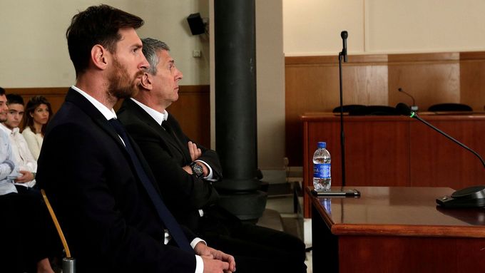 Lionel Messi a jeho otec Jorge před soudem v Barceloně.