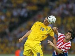 Hlavičkový souboj Švéda Zlatana Ibrahimovice (vlevo) a Julia Cesara Cacerese z Paraguaye.
