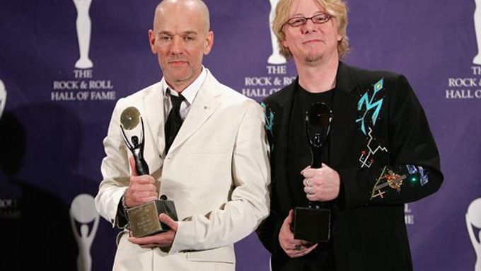 Michael Stipe a Mike Mills při uvedení do rock'n'rollové síně slávy