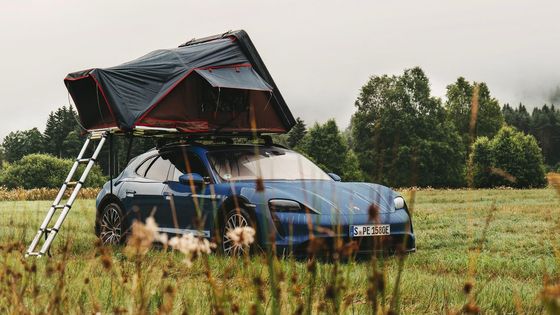 Porsche Taycan Turbo S Cross Turismo se stanem na střeše.