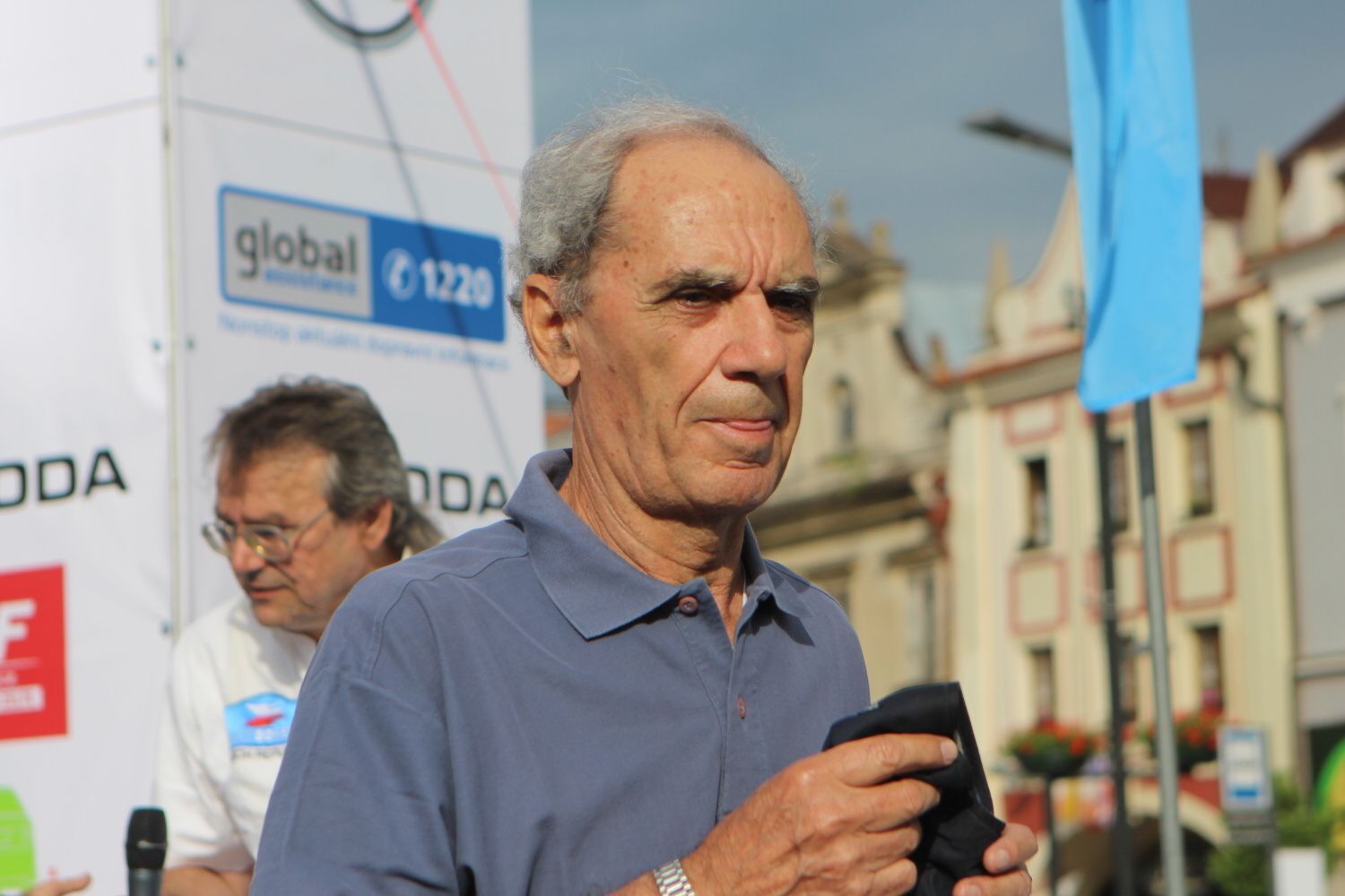 Rallye Bohemia 2014: Mistr světa z roku 1977 Sandro Munari při rozhovoru na startovní rampě.