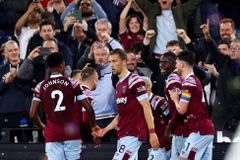 Souček asistoval, Coufal zařídil penaltu. West Ham díky tomu slaví výhru