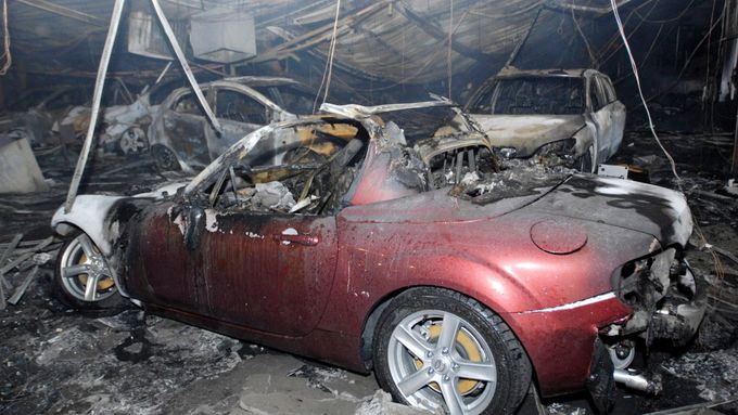 Mladíci zapalovali auta v garážích na předměstí Paříže