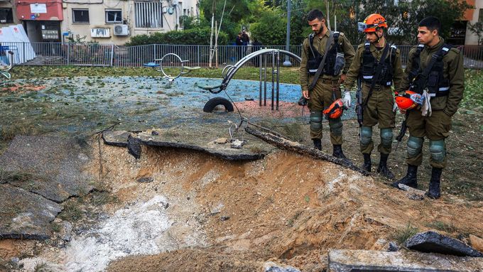 zraelské záchranné služby zasahují na místě raketového útoku, který podle izraelské armády byl odpálen z Jemenu a dopadl v Jaffě.