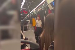 Řidič tramvaje vyhodil z vozu Ukrajince s dítětem, dopravní podnik ho propustí