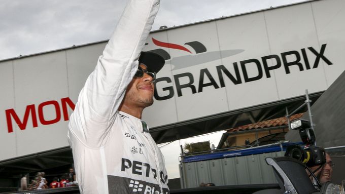 Lewis Hamilton z Mercedesu slaví svoji vůbec první pole position v Monaku.