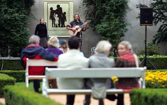 Oldřich Janota with his wife Romana Janotová in a picture from 2010, when they gave a concert in the monastery gardens in Cheb.