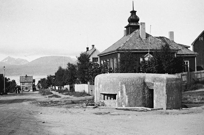 Fotografie z Narviku a okolí pořízené Jaroslavem Buchtíkem po kapitulaci zachycující život Čechoslováků v Narviku a okolí v prvních poválečných měsících.