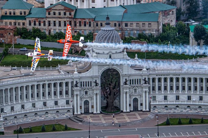 Juan Velarde a Nicolas Ivanoff  v závodě Red Bull Air Race v Kazani 2019