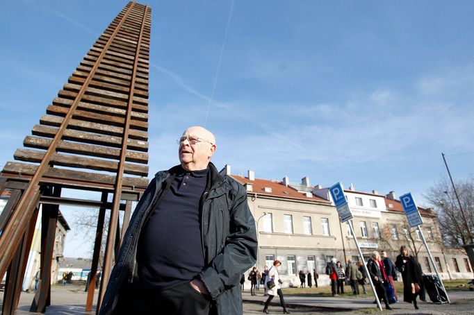 Aleš Veselý před svou Bránou nenávratna na někdejším pražském nádraží Bubny.