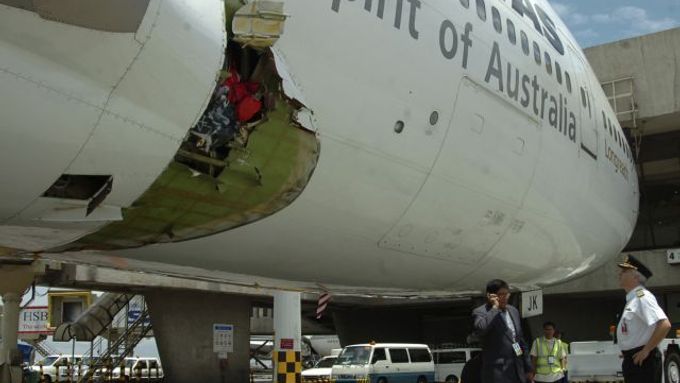 Boeing 747 stojí po nouzovém přistání na letišti v Manile.