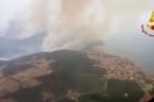 Lesní požáry se šíří Sardinií. Tamní úřady vyhlásily v neděli nouzový stav, jedná se podle nich o bezprecedentní katastrofu.
