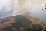 Lesní požáry se šíří Sardinií. Tamní úřady vyhlásily v neděli nouzový stav, jedná se podle nich o bezprecedentní katastrofu.