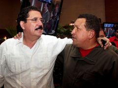 Zelaya a Chávez na pondělním mimořádném setkání organizace Bolivariánská alternativa pro Ameriku (ALBA) v Nikaragui.