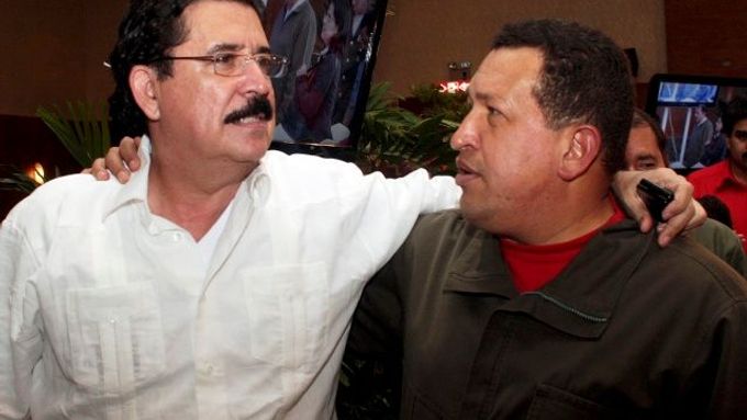 Zelayovi (vlevo) tentokrát pomohl jeho přítel Hugo Chávez