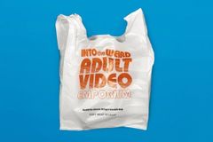 Obchod s potravinami dává lidem tašky jako ze sex shopu. Bojuje tak proti igelitkám