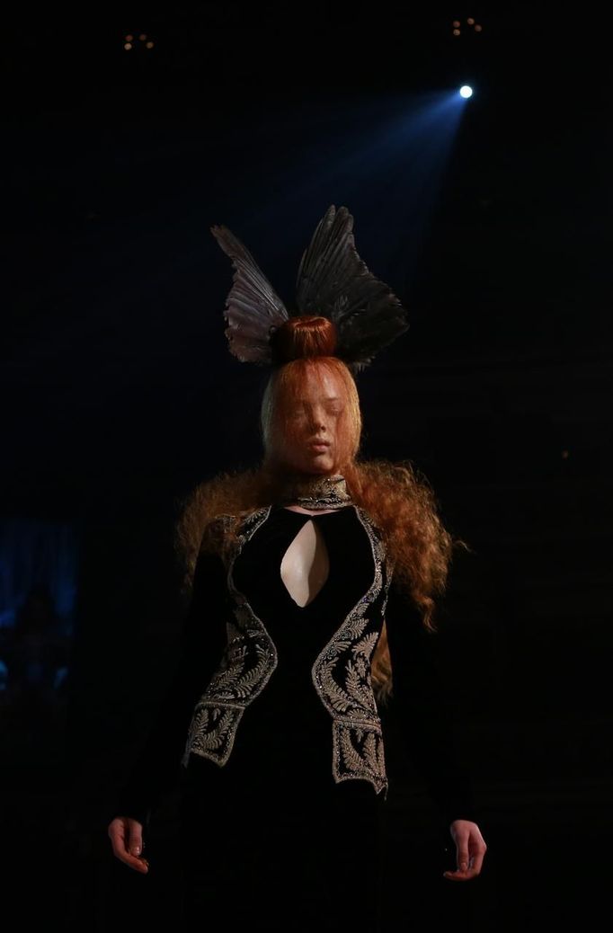 A model presents a creation by hair stylist TIGI at the 30th anniversary of the Alternative Hair Show at the Royal Albert Hall in London October 14, 2012. REUTERS/Olivia Harris (BRITAIN - Tags: SOCIETY FASHION) Published: Říj. 15, 2012, 1:44 dop.