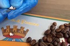 Kokain se do Evropy dostal v zrnkách kávy. Prozradilo ho jméno filmového záporáka