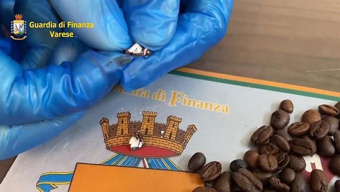Italská policie objevila zrnka kávy naplněná kokainem. Rozřízla jich asi 500. Ilegální droga v nich byla ještě pečlivě přelepená páskou.