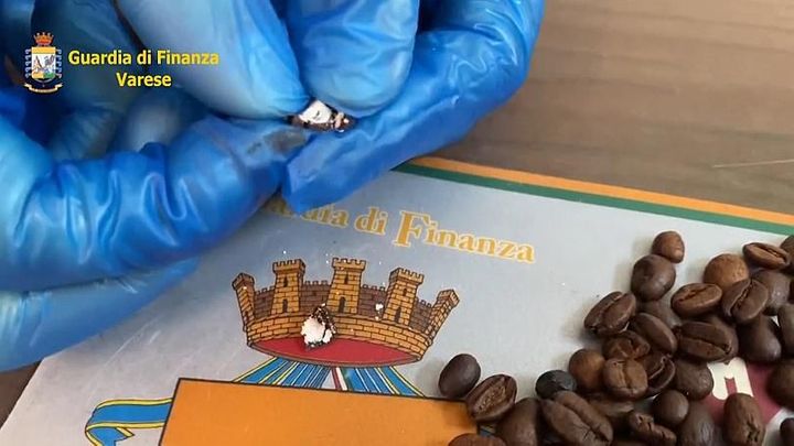 Kokain se do Evropy dostal v zrnkách kávy. Prozradilo ho jméno filmového záporáka