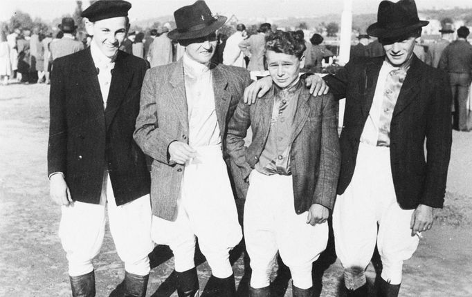 Žokejové před Vinohradskou steeplechase v roce 1947. Na snímku zleva jsou: Stibůrek, Čížkovič, učeň Vaňátko a Stankovič, který posléze tento dostih vyhrál.