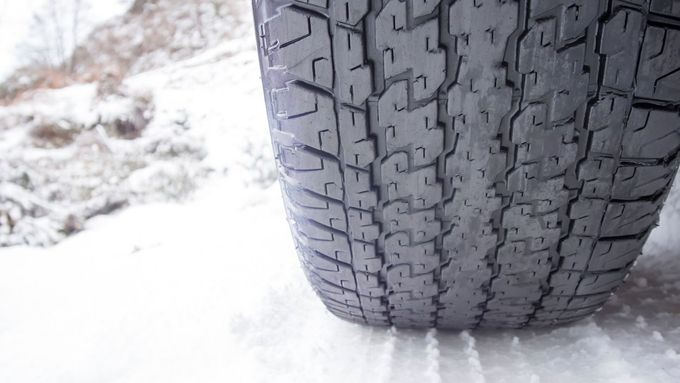 Budete letos potřebovat nové zimní pneumatiky? Může vám pomoci první letošní test.