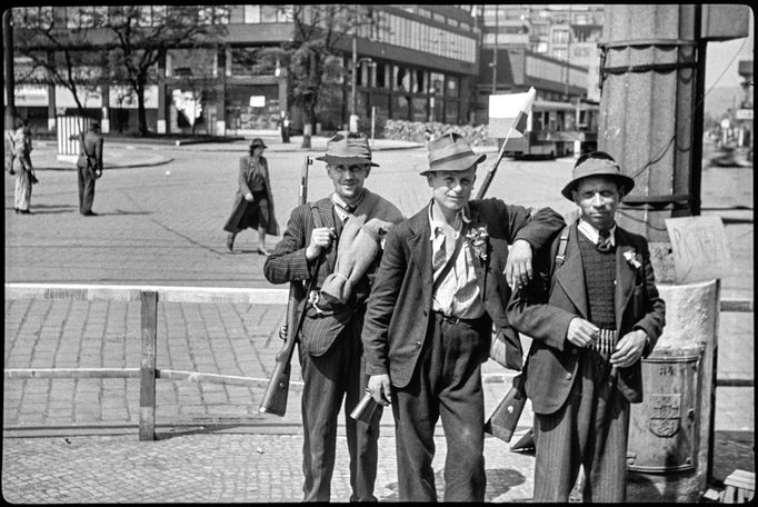 Ukázka z knihy „Negativy z popelnice 1900 – 1945“, obsahující archivní snímky neznámých autorů zachráněné Martinem Wágnerem v rámci iniciativy Negativy z popelnice.