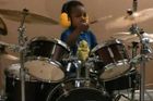 Video: Čtyřletý bubeník, učí se z Youtube