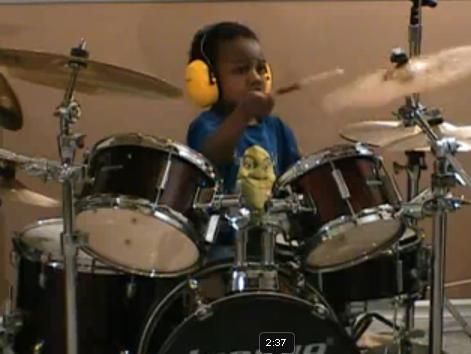 Čtyřletý bubeník hraje S.O.A.D.