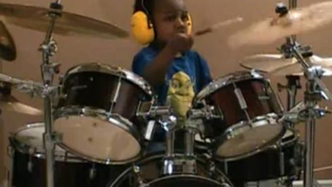 Čtyřletý bubeník hraje S.O.A.D.
