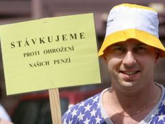 Stávkující odborář na mítinku v pražském Depu Hostivař.